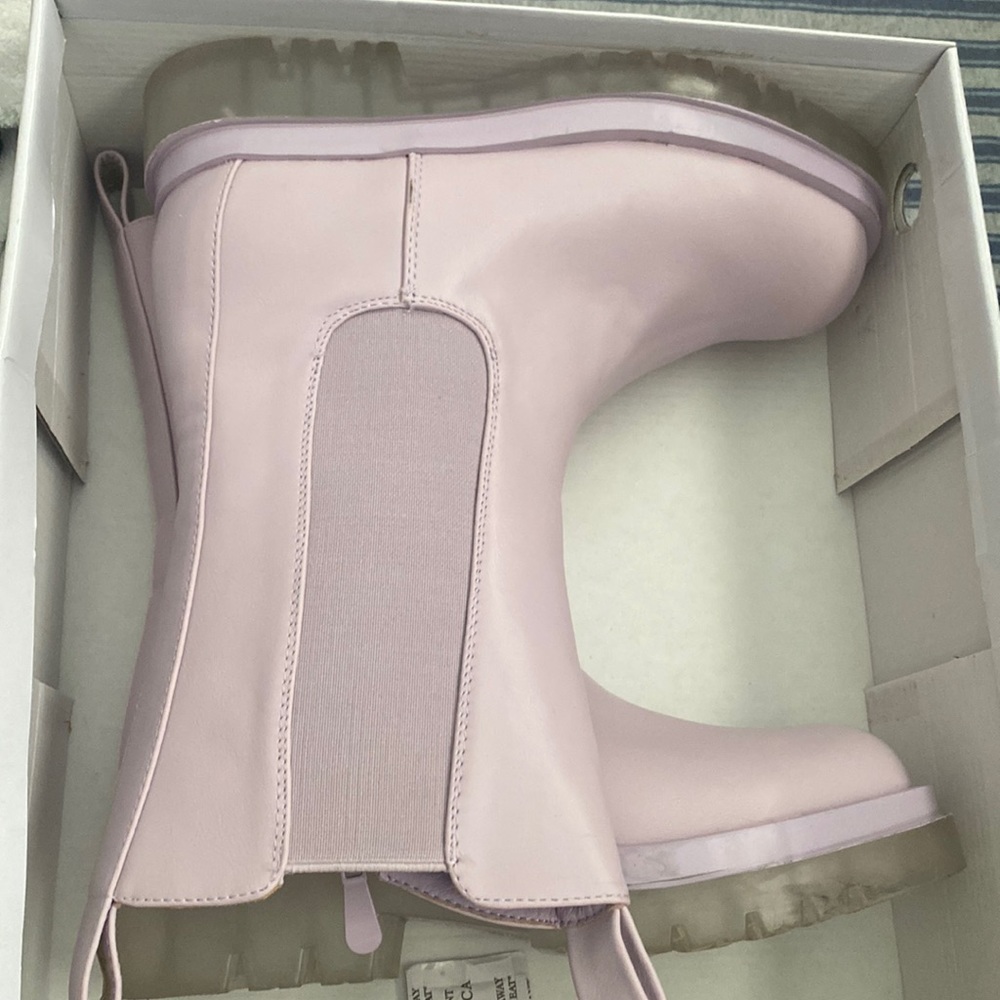 Fashion nova boots size 6.5 color lavender